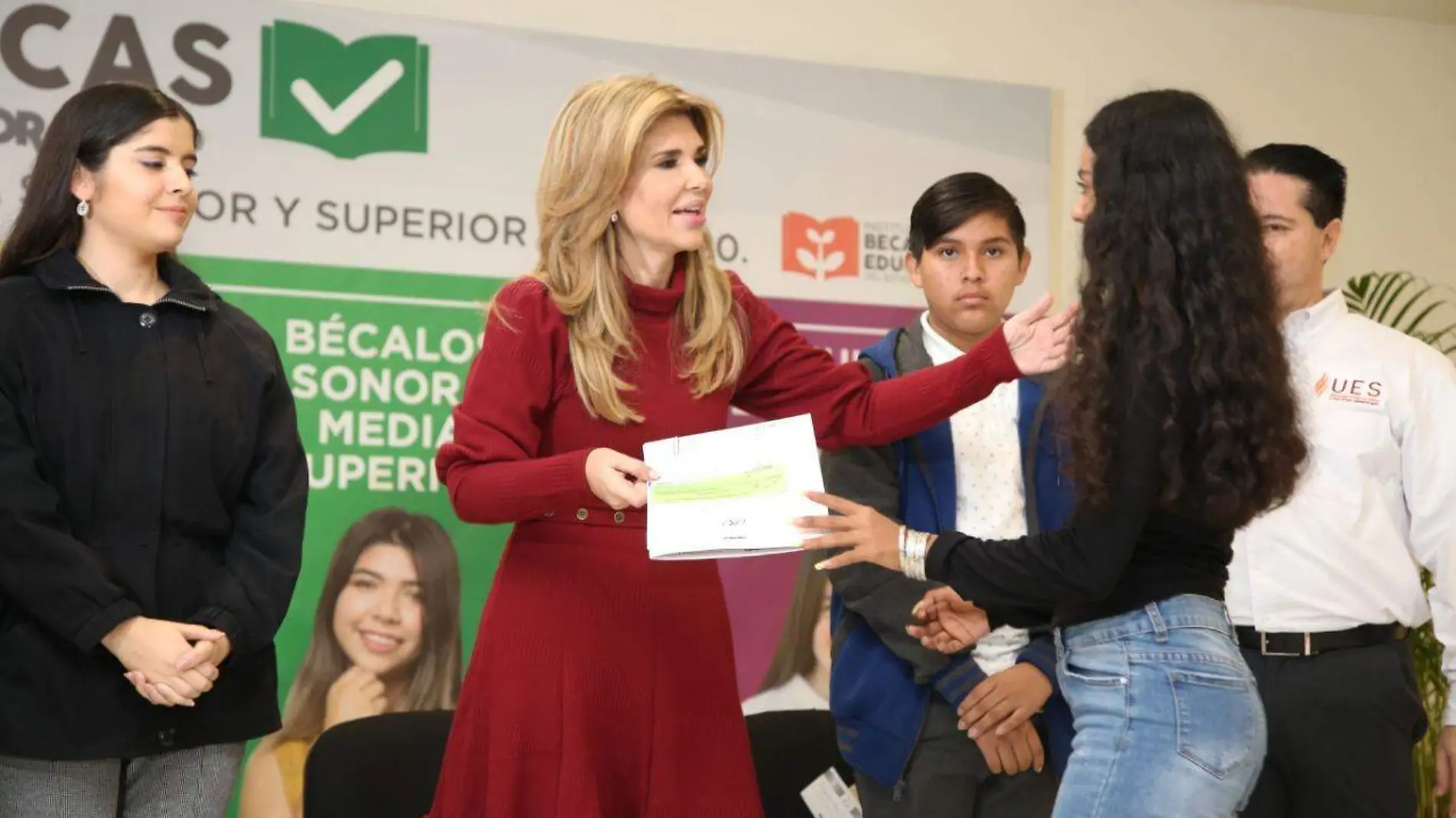 Gobernadora becas 1